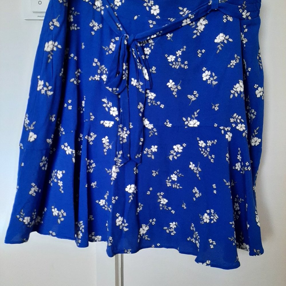 Forever New Size 14 bright blue floral flippy skirt - Picture 1 of 3